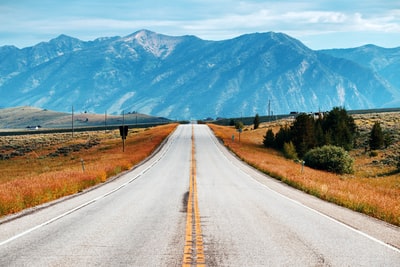 灰色混凝土道路前方的山脉
